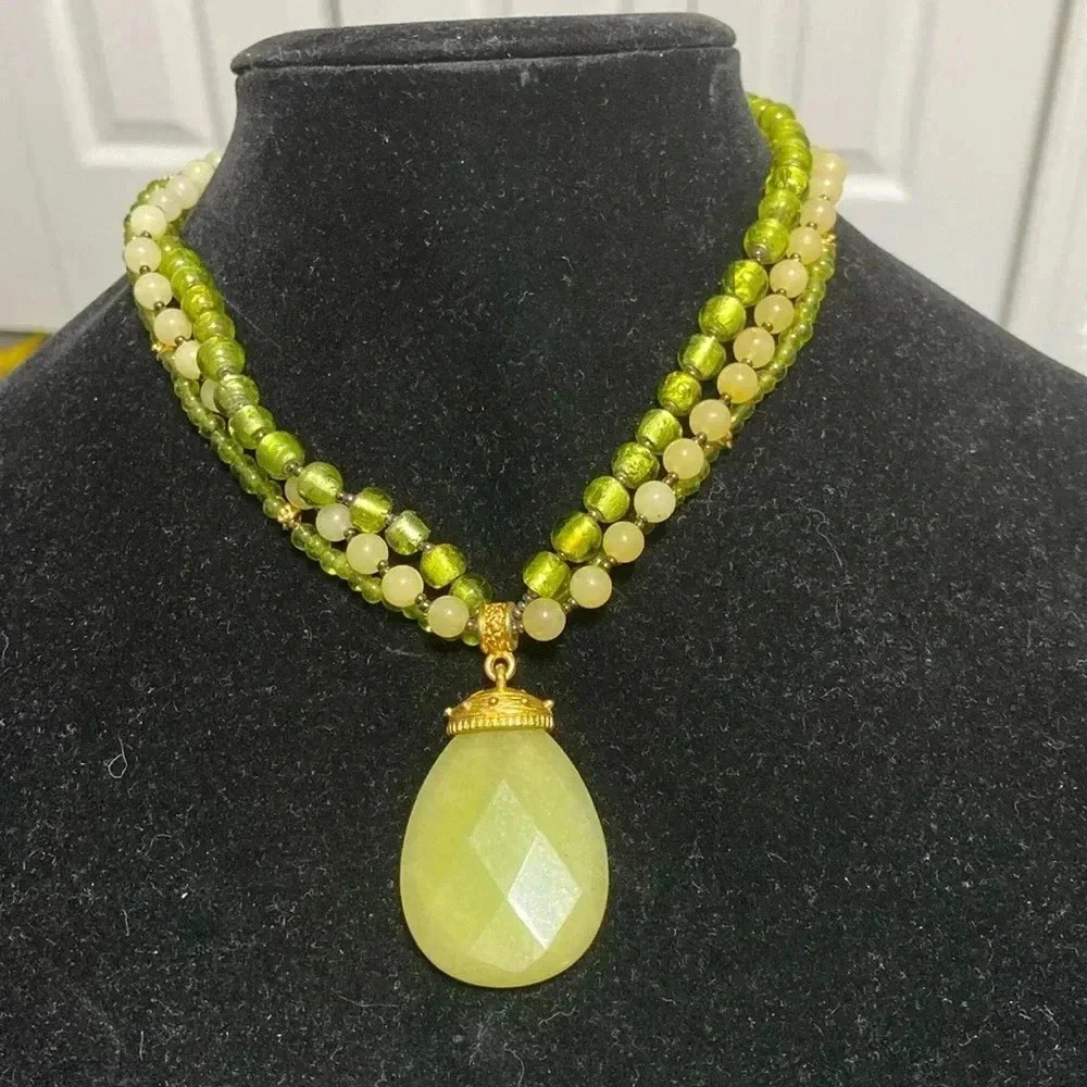 Pretty beaded 3 strand green beaded glass & stone necklace